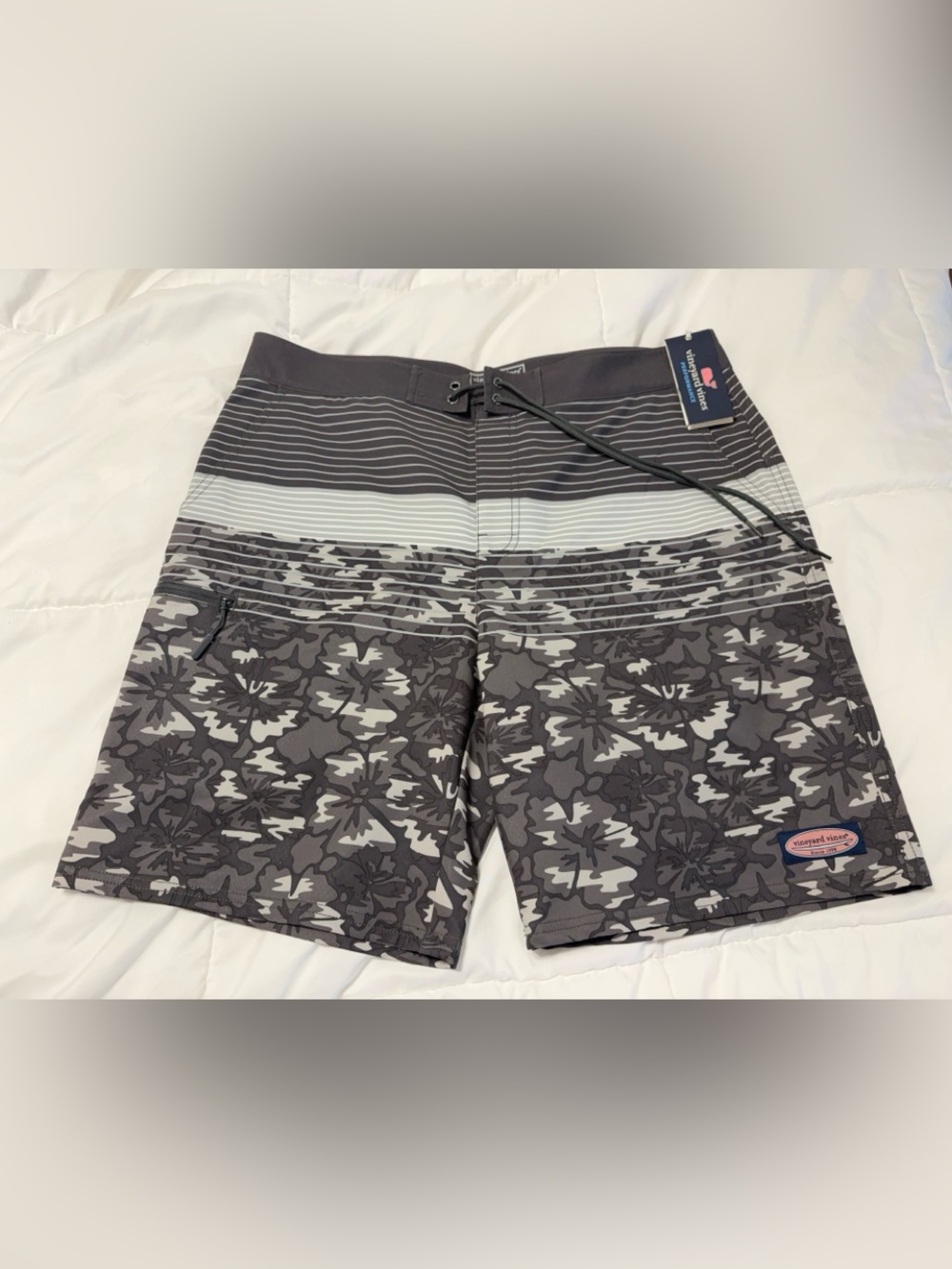 NWT Men’s Vineyard Vines Gray Camouflage Floral Hybrid Shorts